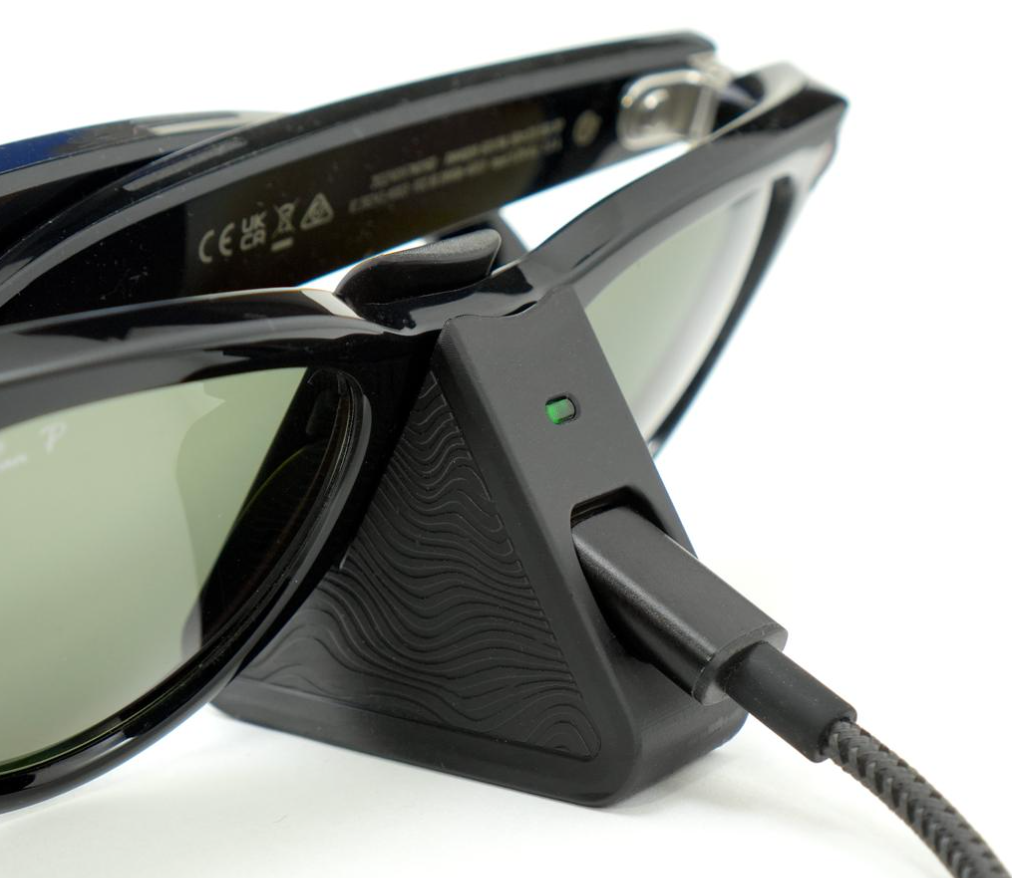 how smart glasses are charged